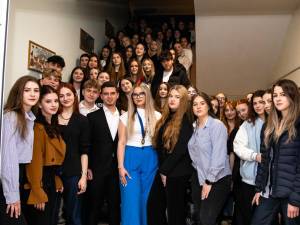 Sucevenii sunt invitați la un spectacol cu scop umanitar la universitate, pentru a ajuta o adolescentă cu limfom Hodgkin