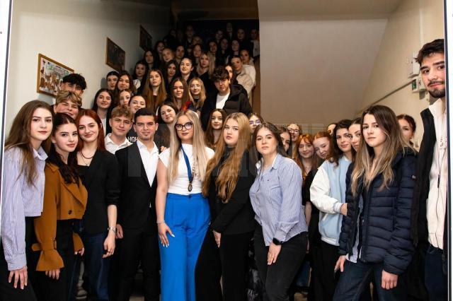 Sucevenii sunt invitați la un spectacol cu scop umanitar la universitate, pentru a ajuta o adolescentă cu limfom Hodgkin