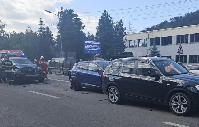 Coliziune între trei autoturisme, în orașul Gura Humorului