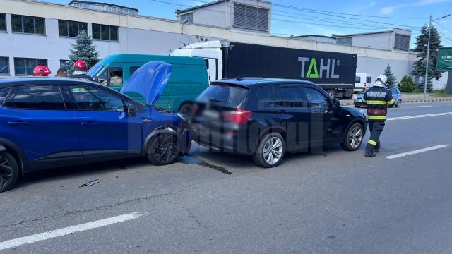 Coliziune între trei autoturisme, în orașul Gura Humorului