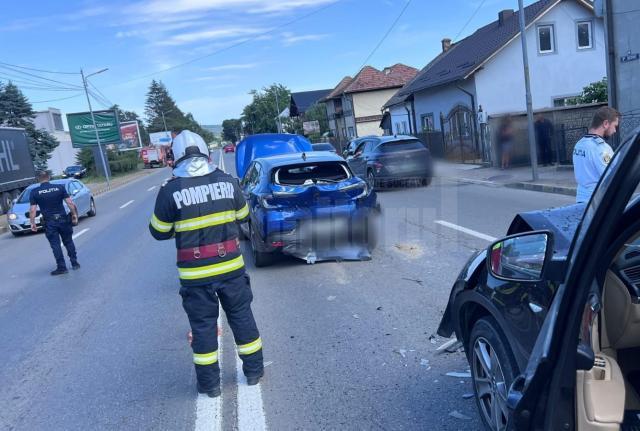 Coliziune între trei autoturisme, în orașul Gura Humorului