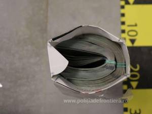 Aproape 600.000 de dolari, găsiți ascunși în cartușe de țigări