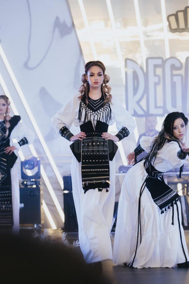 Portul tradițional românesc, reinterpretat elegant de o tânără creatoare de modă din Suceava