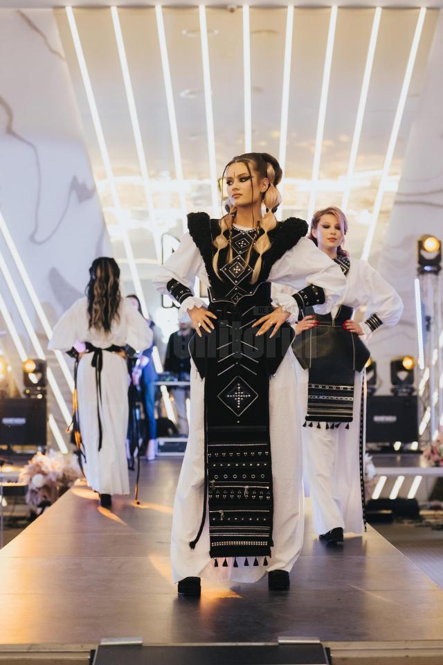 Portul tradițional românesc, reinterpretat elegant de o tânără creatoare de modă din Suceava