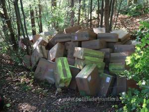 Țigări în valoare de peste 1,7 milioane de lei, ascunse de contrabandiști în pădure și descoperite de polițiștii de frontieră
