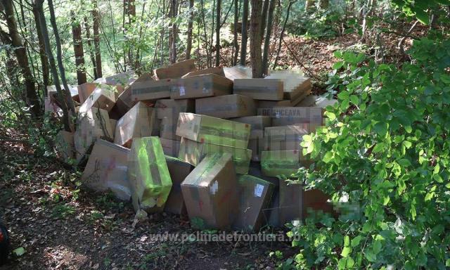 Țigări în valoare de peste 1,7 milioane de lei, ascunse de contrabandiști în pădure și descoperite de polițiștii de frontieră