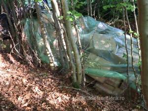 Țigări în valoare de peste 1,7 milioane de lei, ascunse de contrabandiști în pădure și descoperite de polițiștii de frontieră