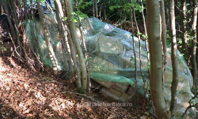 Țigări în valoare de peste 1,7 milioane de lei, ascunse de contrabandiști în pădure și descoperite de polițiștii de frontieră