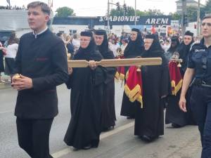 Două călugărițe de la mănăstirea construită de Becali în Uganda au participat la procesiunea cu moaștele Sfântului Ioan cel Nou de la Suceava