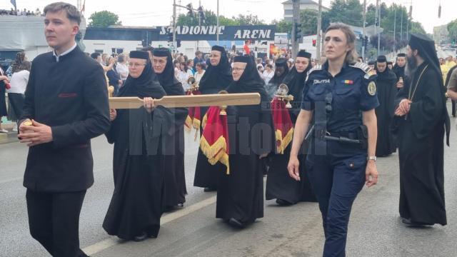 Două călugărițe de la mănăstirea construită de Becali în Uganda au participat la procesiunea cu moaștele Sfântului Ioan cel Nou de la Suceava