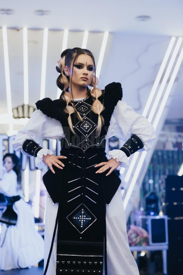 Portul tradițional românesc, reinterpretat elegant de o tânără creatoare de modă din Suceava
