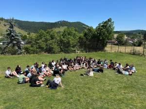 Start pentru prevenție și educație: 60 de tineri au participat la o tabără în Mănăstirea Humorului, o etapă importantă a unui proiect dedicat sănătății emoționale și prevenirii consumului de substanțe interzise.