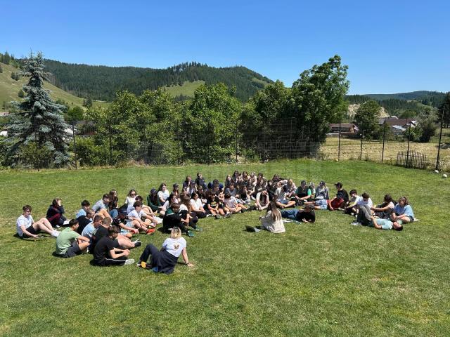 Start pentru prevenție și educație: 60 de tineri au participat la o tabără în Mănăstirea Humorului, o etapă importantă a unui proiect dedicat sănătății emoționale și prevenirii consumului de substanțe interzise.