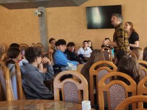 Start pentru prevenție și educație: 60 de tineri au participat la o tabără în Mănăstirea Humorului, o etapă importantă a unui proiect dedicat sănătății emoționale și prevenirii consumului de substanțe interzise.