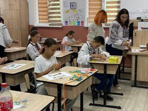 Ziua Universală a Iei, sărbătorită de Clubul Soroptimist și „Bucovina coase ie” alături de copii din Pătrăuți