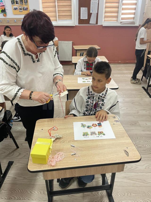 Ziua Universală a Iei, sărbătorită de Clubul Soroptimist și „Bucovina coase ie” alături de copii din Pătrăuți