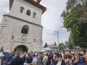 Mii de credincioși, prezenți la Sfânta Liturghie, de Hramul Sucevei