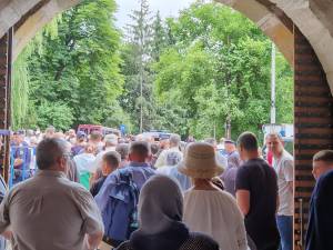 Mii de credincioși, prezenți la Sfânta Liturghie, de Hramul Sucevei