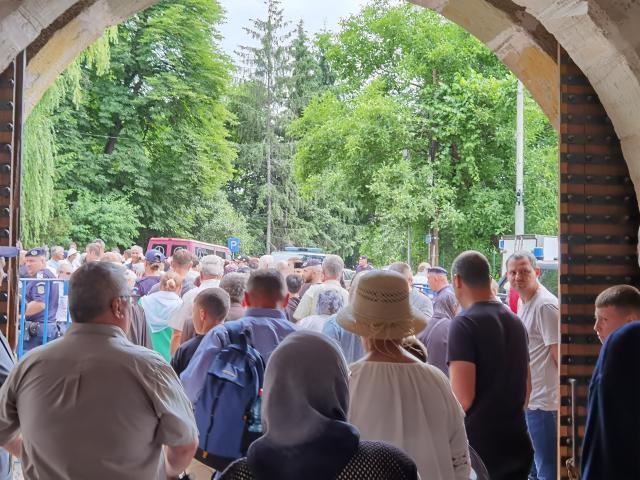 Mii de credincioși, prezenți la Sfânta Liturghie, de Hramul Sucevei