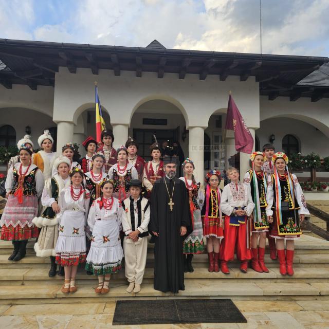 La procesiune au luat parte în premieră și reprezentanți ai comunității polone catolice din Poiana Micului și ai comunității ortodoxe ucrainene din Negostina