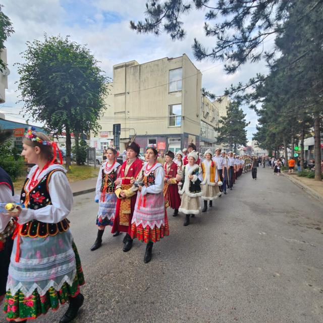 La procesiune au luat parte în premieră și reprezentanți ai comunității polone catolice din Poiana Micului și ai comunității ortodoxe ucrainene din Negostina