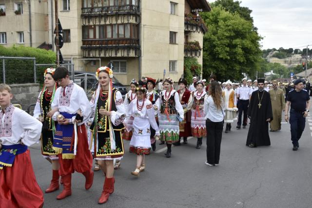 La procesiune au luat parte în premieră și reprezentanți ai comunității polone catolice din Poiana Micului și ai comunității ortodoxe ucrainene din Negostina