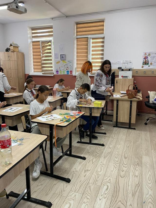 Ziua Universală a Iei, sărbătorită de Clubul Soroptimist și „Bucovina coase ie” alături de copii din Pătrăuți