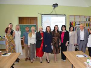 Participanţi la colocviul organizat la Cernăuţi