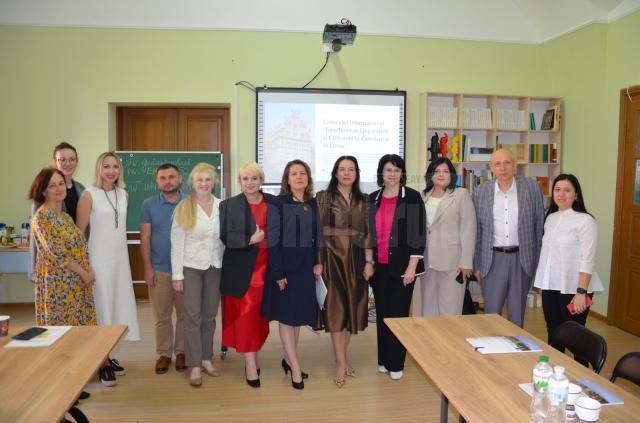 Participanţi la colocviul organizat la Cernăuţi
