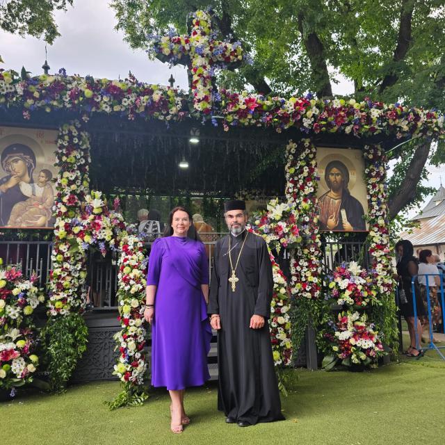 Consulul general la Cernăuți, Irina-Loredana Stănculescu, şi preotul Mihai Cobziuc