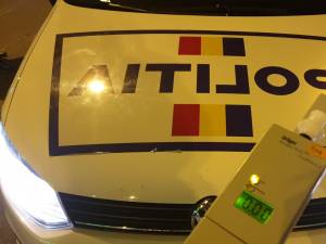 Tânără fără permis și un pic băută, prinsă la volanul unui autoturism fără numere de înmatriculare