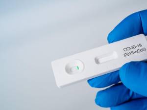 Noua formă de Covid-19, cu simptomul de „lamă de ras în gât”, diagnosticată în iunie la 18 suceveni