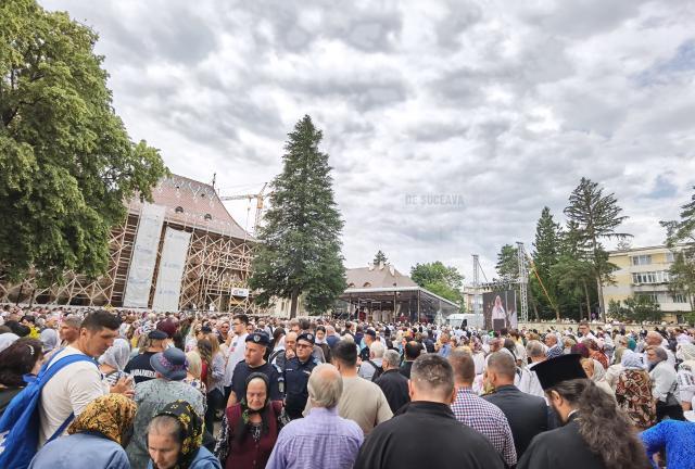 Mii de credincioși prezenți la Sfânta Liturghie, de Hramul Sucevei