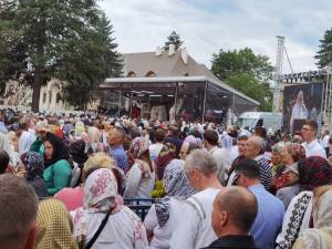 Mii de credincioși prezenți la Sfânta Liturghie, de Hramul Sucevei