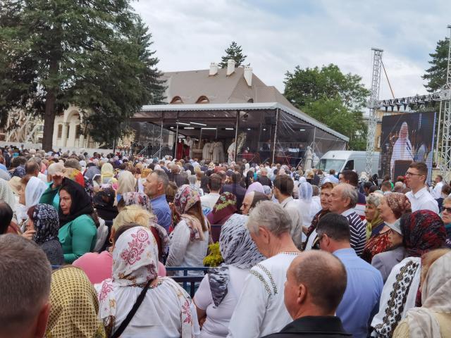 Mii de credincioși prezenți la Sfânta Liturghie, de Hramul Sucevei
