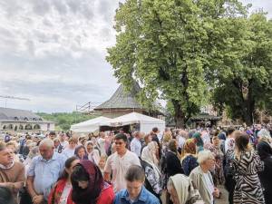 Mii de credincioși prezenți la Sfânta Liturghie, de Hramul Sucevei