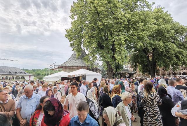 Mii de credincioși prezenți la Sfânta Liturghie, de Hramul Sucevei