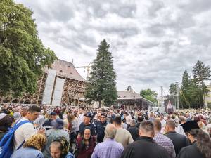 Mii de credincioși prezenți la Sfânta Liturghie, de Hramul Sucevei