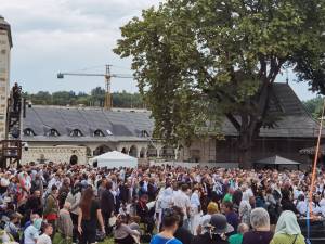 Mii de credincioși prezenți la Sfânta Liturghie, de Hramul Sucevei