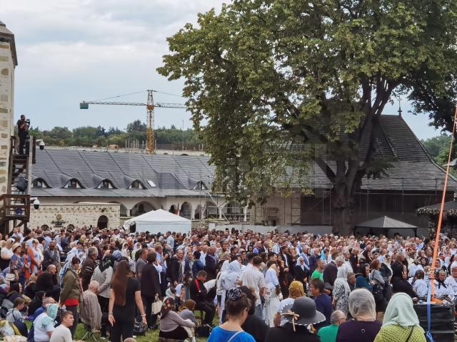 Mii de credincioși prezenți la Sfânta Liturghie, de Hramul Sucevei