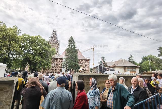 Mii de credincioși prezenți la Sfânta Liturghie, de Hramul Sucevei