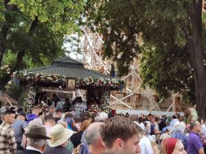 Mii de credincioși prezenți la Sfânta Liturghie, de Hramul Sucevei