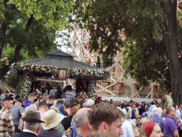 Mii de credincioși prezenți la Sfânta Liturghie, de Hramul Sucevei