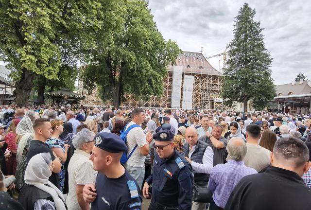 Mii de credincioși prezenți la Sfânta Liturghie, de Hramul Sucevei