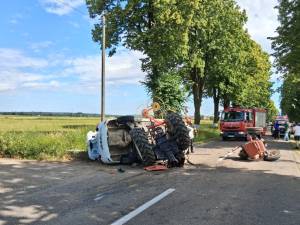 Un autoturism și un tractor s-au ciocnit violent în cursul zilei de miercuri