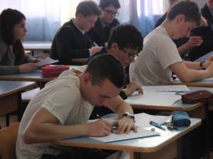 A doua probă a evaluării naționale a absolvenților clasei a VIII-a, examenul la matematică, a avut loc în județul Suceava în 160 de centre de examen