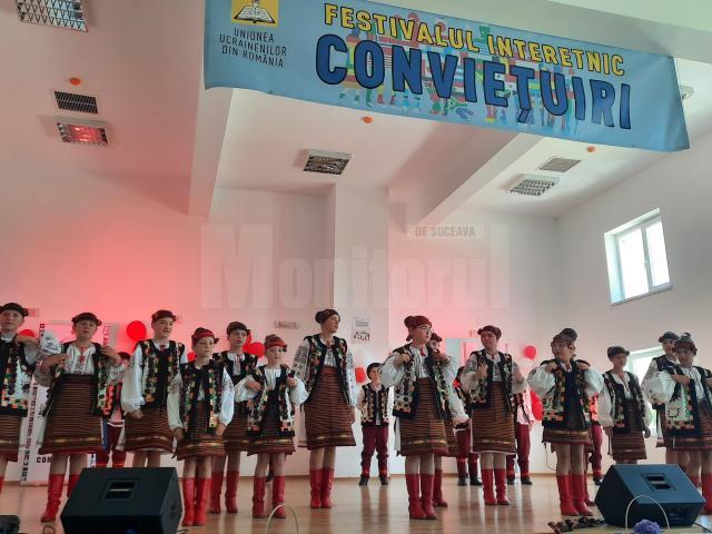 Festivalul interetnic „Conviețuiri”, cu parada grupurilor folclorice, la Negostina