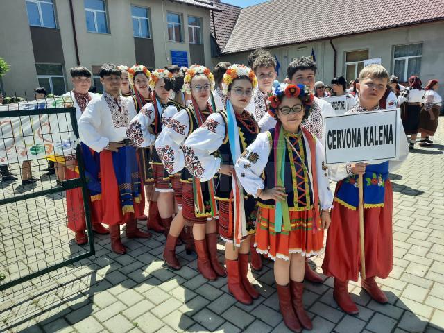 Festivalul interetnic „Conviețuiri”, cu parada grupurilor folclorice, la Negostina
