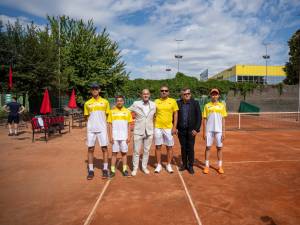 Cezar Ioja și Nicolae Robu alături de componenții echipei Româmiei