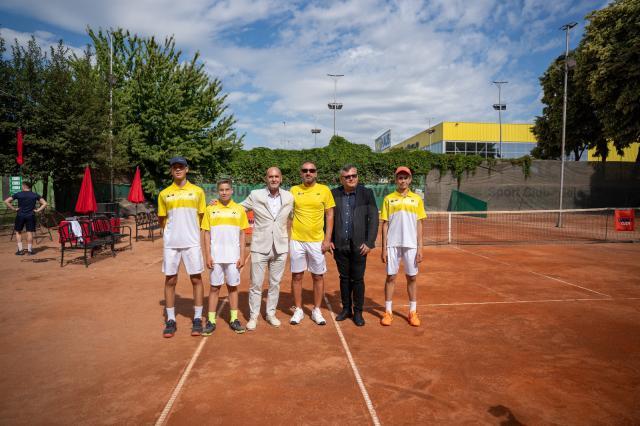 Cezar Ioja și Nicolae Robu alături de componenții echipei Româmiei